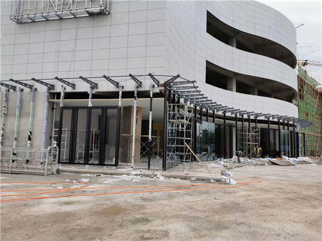 咸陽玻璃雨棚施工案例 咸陽玻璃雨棚施工案例